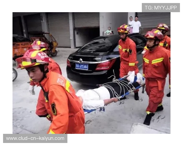 体育攀岩公开赛出现惊险救援，勇敢传为佳话